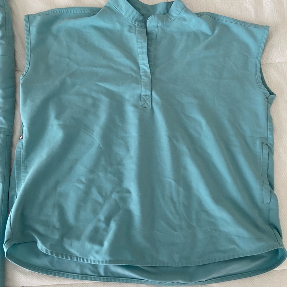FIGS Rafaela top size medium